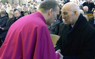 Powitanie z ojcem w radomskiej katedrze w dniu święceń biskupich 28 lutego 2015 r.