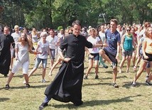 ▲	Tak diakon Wojciech rok temu animował tańce. Tym razem już jako kapłan odprawi prymicyjną Mszę św. w Górnikach. 