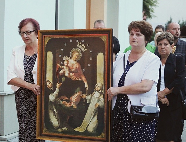 Czuwanie zakończyła procesja z obrazem Matki Bożej z Pompejów.