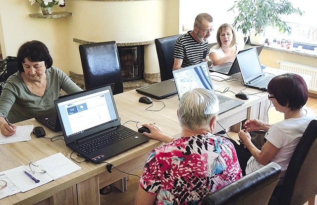Grupa seniorów z klubu Pod Magnolią podczas warsztatów komputerowych.