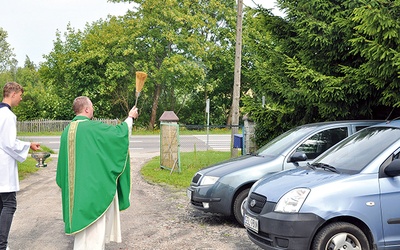 ▲	Błogosławieństwo pojazdów w większości parafii odbyło się 25 lipca. W niektórych wspólnotach – w niedzielę poprzedzającą wspomnienie św. Krzysztofa. Na zdjęciu: błogosławieństwo pojazdów w Sycewicach.