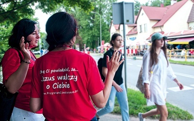 – Wielu przyznaje, że pierwszy raz ktoś się za nich modlił – mówią ewangelizatorzy z „Przystani”