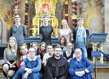 ▲	– Młodzi ludzie mają głód bliskości; chcą, żeby ktoś przy nich na chwilę się zatrzymał i ich posłuchał – mówi s. Wiktoria (z prawej). W Skrzatuszu mogą tego doświadczyć. 