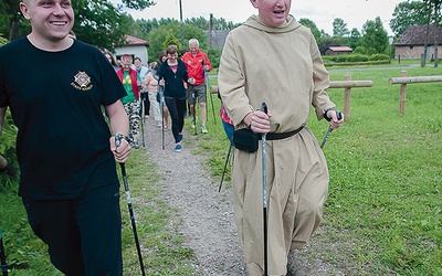 Pierwsze kroki w nordic walkingu okazały się wcale nie takie trudne.