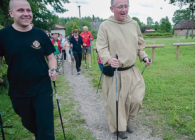 Pierwsze kroki w nordic walkingu okazały się wcale nie takie trudne.