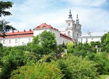 Widok na kościół z ogrodów. Na wieżach figury św. Ignacego Loyoli i św. Franciszka Ksawerego.