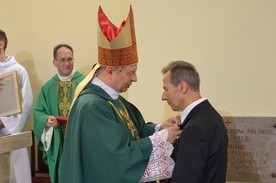 Odznaczenie wręczył Zygmuntowi Wolszczakowi bp Henryk Tomasik