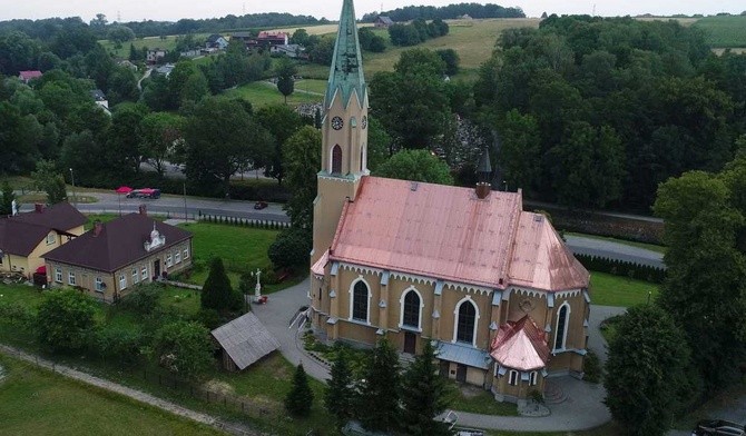 W Mazańcowicach tuż przed odpustem zakończył się pierwszy etap remontu kościoła i wykonano nowe pokrycie dachu.