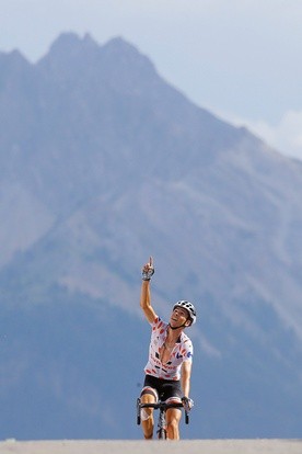 Bretończyk Warren Barguil dziękuje Bogu za zwycięstwo w 18. etapie Tour de France.
20.07.2017 Francja