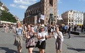 „Trójka” wchodzi na rynek. Przechodnie przystają. Ekipa głośnym śpiewem pokazuje, kto tu rozdaje karty.