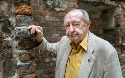 Kpt. Janusz Jakubowski ma dzisiaj 87 lat. Ceglane mury pamiętają czasy, gdy w tym miejscu walczył z Niemcami.
