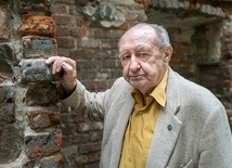 Kpt. Janusz Jakubowski ma dzisiaj 87 lat. Ceglane mury pamiętają czasy, gdy w tym miejscu walczył z Niemcami.