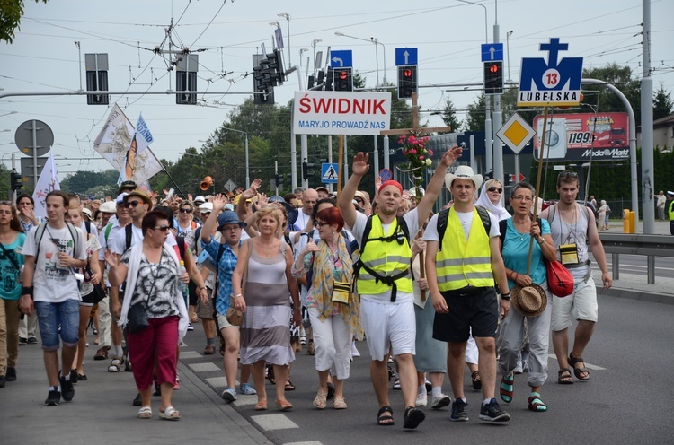 Pielgrzymka co roku gromadzi starszych i młodszych