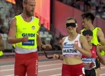 Joanna Mazur z Michałem Stawickim na finiszu biegu na 1500 m 