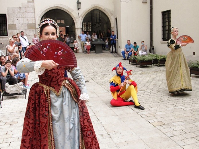 Happening przed 18. Festiwalem Tańców Dworskich "Cracovia Danza"