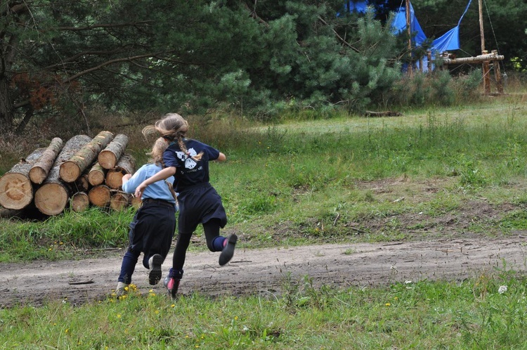 Dziewczęta na obozie Skautów Europy