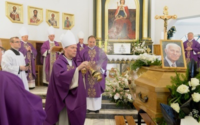 Bp Piotr Turzyński przewodniczy liturgii pogrzebu swojego taty