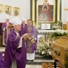 Bp Piotr Turzyński przewodniczy liturgii pogrzebu swojego taty