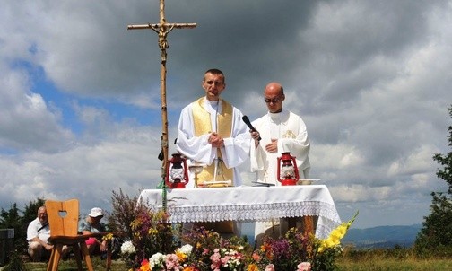 Księża: Adrian Trzopek i Tomasz Moch sprawowali Mszę św. podczas piątego spotkania EwB 2017