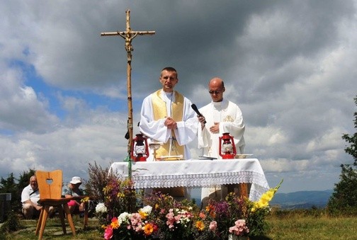Księża: Adrian Trzopek i Tomasz Moch sprawowali Mszę św. podczas piątego spotkania EwB 2017