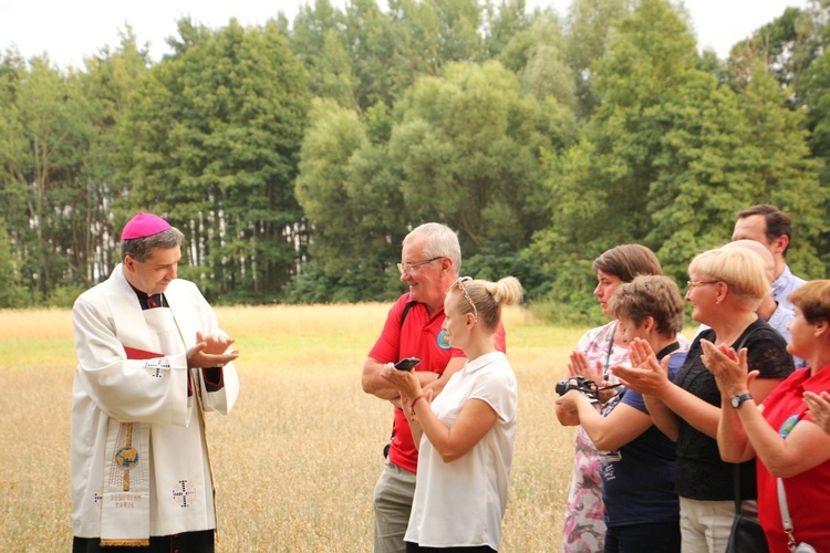 Poświęcenie krzyża w Świącach