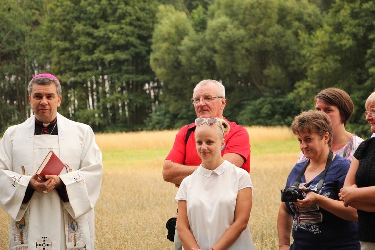 Poświęcenie krzyża w Świącach