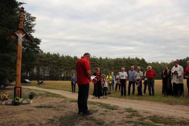 Poświęcenie krzyża w Świącach