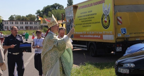 Bp Piotr Turzyński poświęcił również samochody należące do radomskiego Automobilklubu 