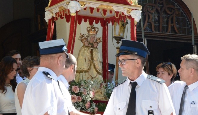 Roztacza nad nami miłość i troskę