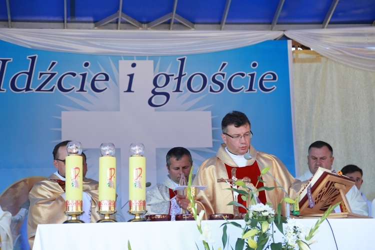 Poświęcenie ołtarzy i groty w Rozdzielu