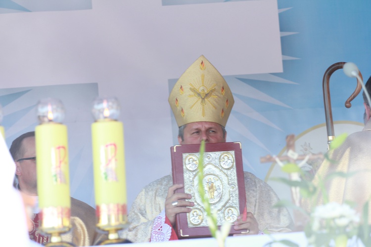 Poświęcenie ołtarzy i groty w Rozdzielu