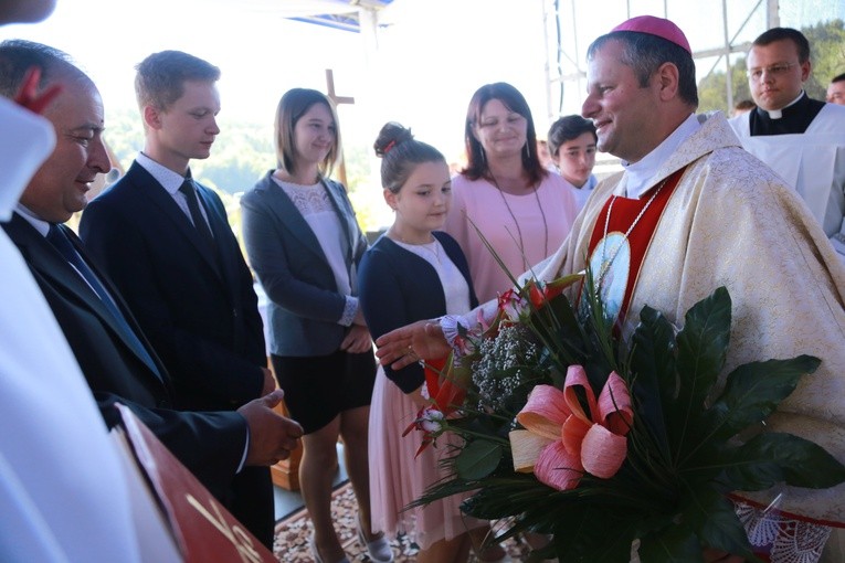 Poświęcenie ołtarzy i groty w Rozdzielu