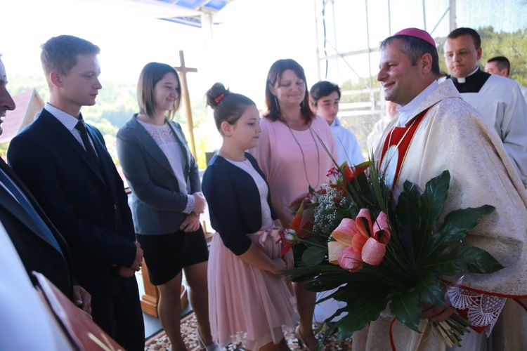 Poświęcenie ołtarzy i groty w Rozdzielu