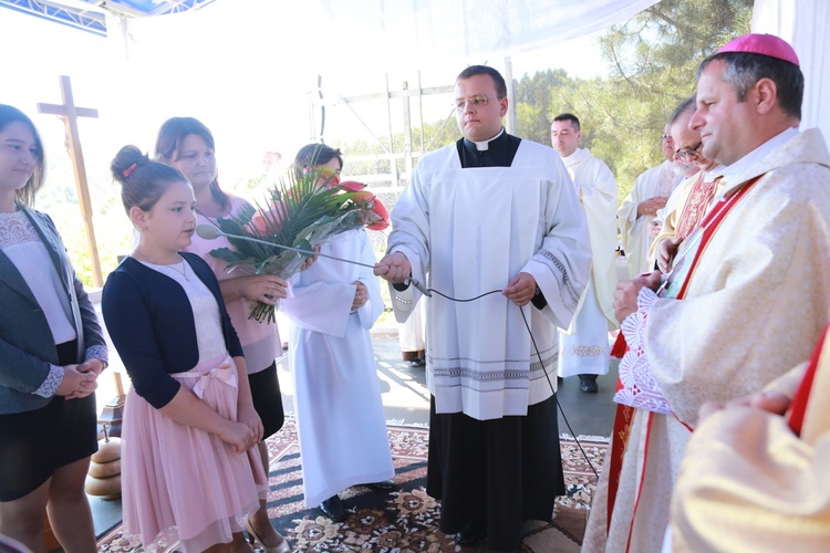 Poświęcenie ołtarzy i groty w Rozdzielu