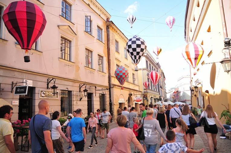 Istotą Carnavalu Sztukmistrzów jest zabawa, która zbliża ludzi