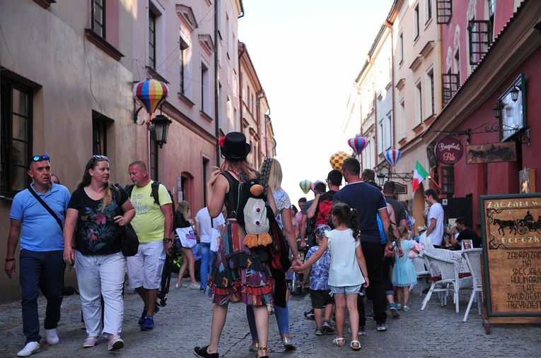 Istotą Carnavalu Sztukmistrzów jest zabawa, która zbliża ludzi