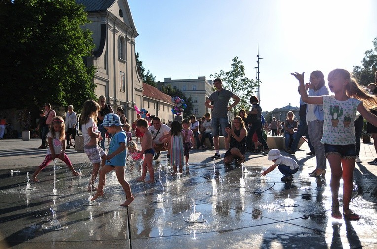 Istotą Carnavalu Sztukmistrzów jest zabawa, która zbliża ludzi