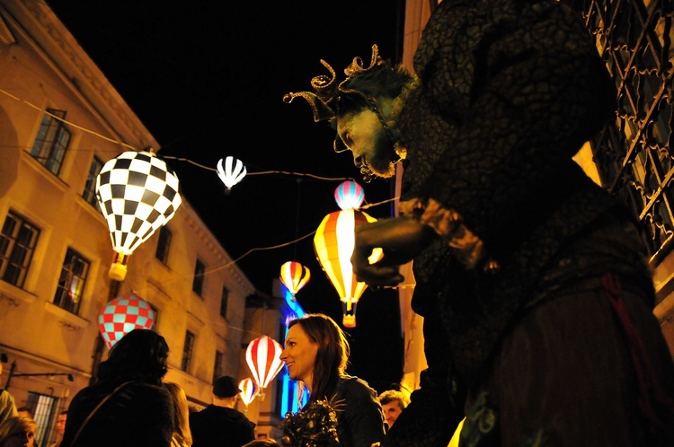 Podczas Carnavalu Sztukmistrzów miasto żyło nawet nocą