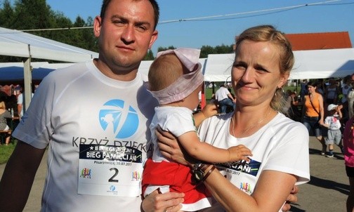 Lidia i Maciej Derbin - historia krótkiego życia ich córeczki Ani dała początek Fundacji "Krzyż Dziecka"