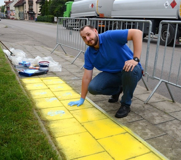 Mławianie mogli przyłączyć się do malowania muralu oraz odcisnąć swoje dłonie na chodniku za pomocą niebieskiej farby