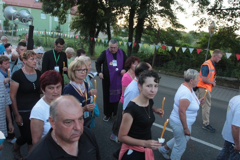 Procesja na pielgrzymce