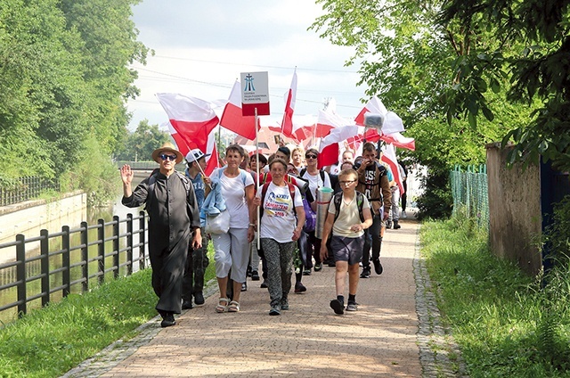 ◄	Na szlak do Jasnogórskiej Pani wyruszyło 320 osób.