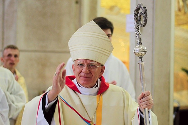 ▲	 Abp Marek zachęcał do zerwania z wewnętrznym paraliżem.