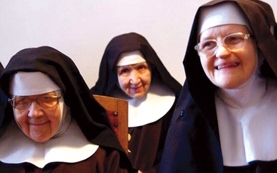 ▲	Siostra Maria Janina Sobiesiak (w środku) odeszła 40 lat po złożeniu pierwszej profesji.