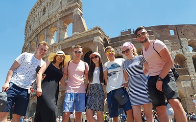 ▲	Młodzież w czasie pielgrzymki obejrzała także Koloseum.