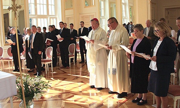 Członkowie komisji i goście podczas nabożeństwa upamiętniającego reformację.