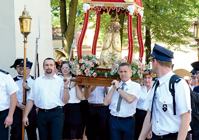 ▲	Figurę niosły rodziny z annogórskiej parafii.