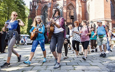 ▲	Zanim wyruszysz sprzed gliwickiej katedry  na pielgrzymi szlak, pomyśl o fotografii!