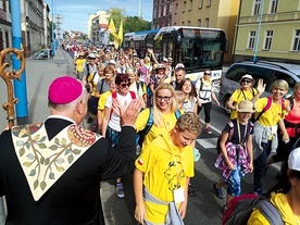 ▲	Wychodzących żegnał bp Zbigniew Kiernikowski.