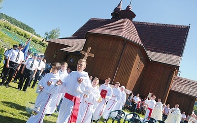 ▲	Procesja do ołtarza polowego. W tle kościół w Rozdzielu, w którym kiedyś ochrzczony był. m.in. znany poeta Kazimierz Brodziński.